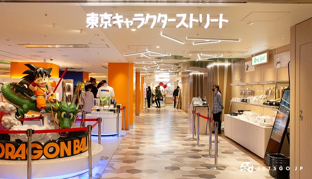 東京動漫人物街室內,左側有巨大的《七龍珠》孫悟空乘龍模型。
